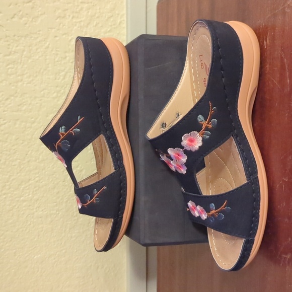 Luo Ge Black Floral Embroidered Comfort Sandals (Size 6) - Picture 3 of 6